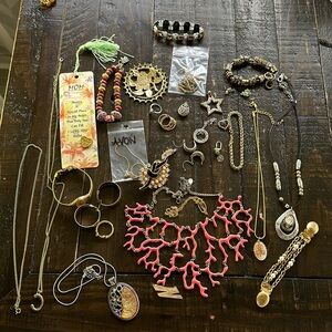 Gold toned  jewellery lot 
Various pieces that some are broken
